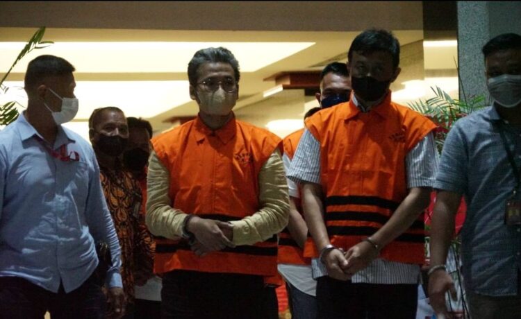Bupati Bangkalan ALAI dan tersangka lainnya ketika digiring petugas KPK menuju mobil tahanan, Kamis (8/12/2022). (Foto: Humas KPK)