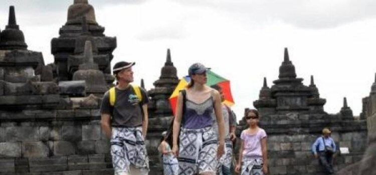 Ilustrasi turis asing datangi Candi Borobudur. Foto: (Antara)