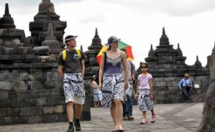 Ilustrasi turis asing datangi Candi Borobudur. Foto: (Antara)