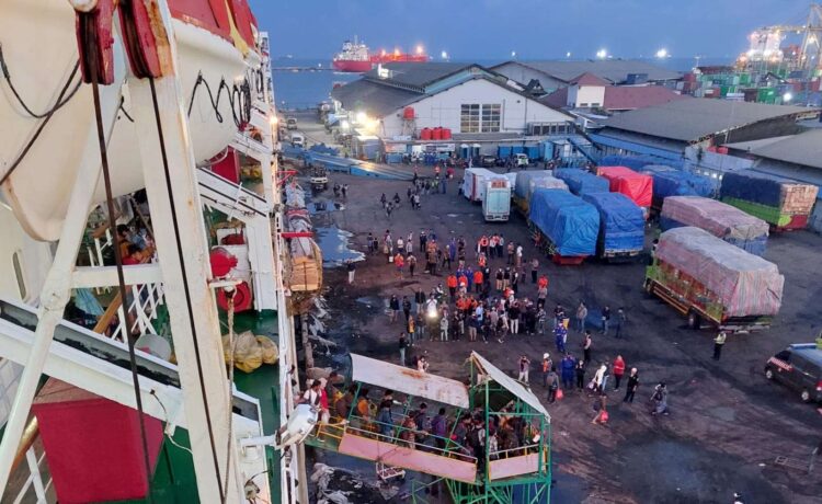 Evakuasi penumpang yang terjebak cuaca ekstrem di kawasan Jepara. Foto: Kementerian BUMN
