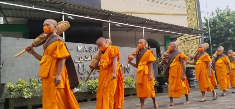 Calon Samanera ikuti ritual Tudong dari Mendut sampai Borobudur