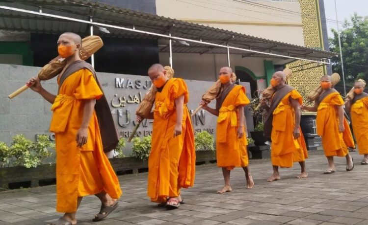 Calon Samanera ikuti ritual Tudong dari Mendut sampai Borobudur