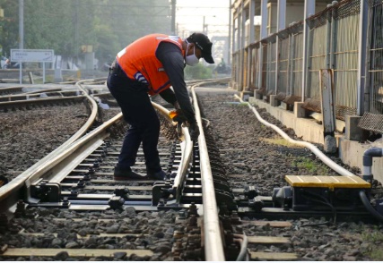 Petugas PT KAI lakukan pengecekan jalur rel kereta (Foto Dokumentasi Humas PT KAI Daops 1
