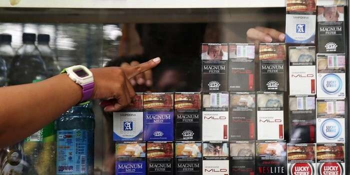 Ilustrasi masyarakat memberi rokok batangan di warung. (Foto: Istimewa)