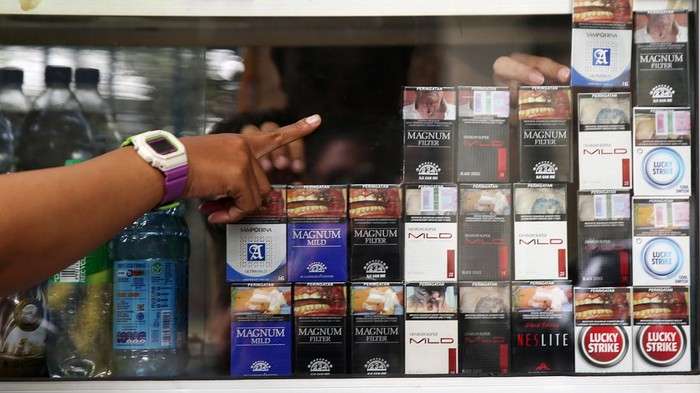 Ilustrasi masyarakat memberi rokok batangan di warung. (Foto: Istimewa)
