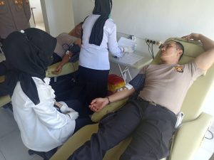 Sejumlah personil Polres Empat Lawang saat melakukan donor darah