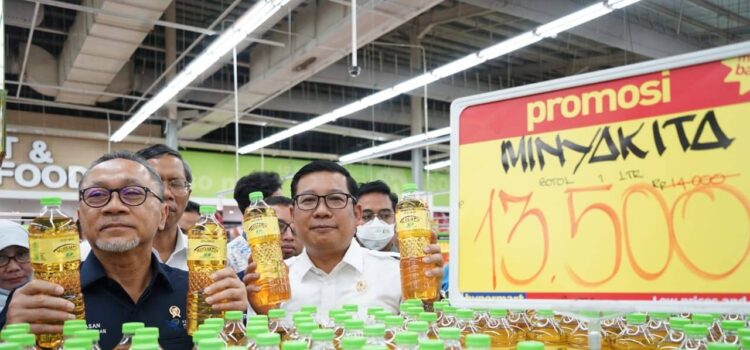 Kepala Badan Pangan Nasional (Bapanas), Arief Prasetyo Adi (kiri) dan Menteri Perdagangan, Zulkifli Hasan (kanan) saat meninjau pasar ritel modern di Jakarta, Kamis (8/12/2022). (Foto: Humas Bapanas)/