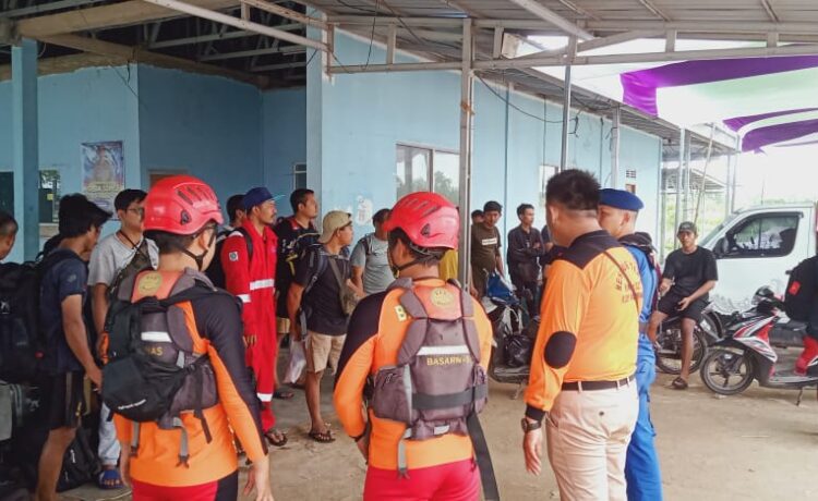Tim Basarnas Palembang saat briefing penyelamatan kru Kapal Ark Shiloh yang tenggelam di Perairan Selat Bangka (Ambang Luar) Muara Banyuasin, Rabu (28/12/2022)