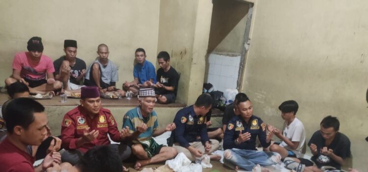 Kapolres Pagaralam Polda Sumsel AKBP Arif Harsono S.Ik Melalui Kasat Narkoba IPTU Sutioso SH MH mengajak makan bersama dengan sejumlah tahanan di Mapolres Pagaralam, Sabtu (03/11/2022