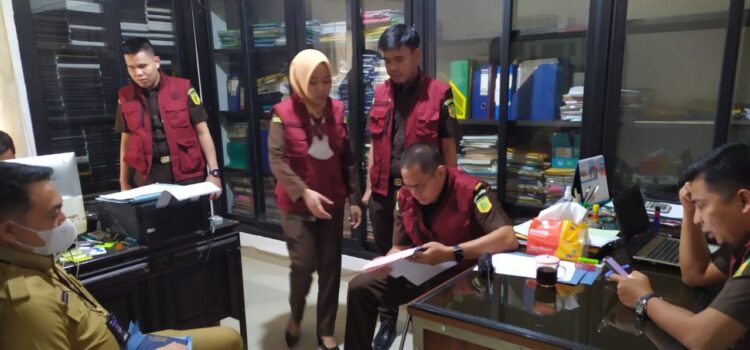 Tim Jaksa Penyidik pada Kejaksaan Negeri Pagar Alam tengah melakukan Penggeledahan di Kantor Dinas Pengelolaan Sumber Daya Air (PSDA) Provinsi Sumatera Selatan di Palembang, Selasa (6/12)