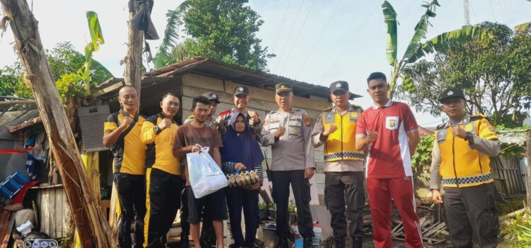 Kapolsek Pagaralam Utara IPTU Ramsi saat memberikan bantuan sembako kepada Dayat, sukarelawan petugas kebersihan di Mapolsek Pagaralam Utara