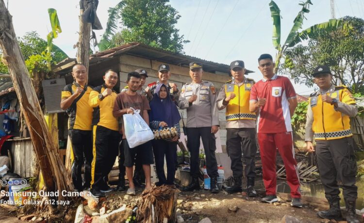 Kapolsek Pagaralam Utara IPTU Ramsi saat memberikan bantuan sembako kepada Dayat, sukarelawan petugas kebersihan di Mapolsek Pagaralam Utara