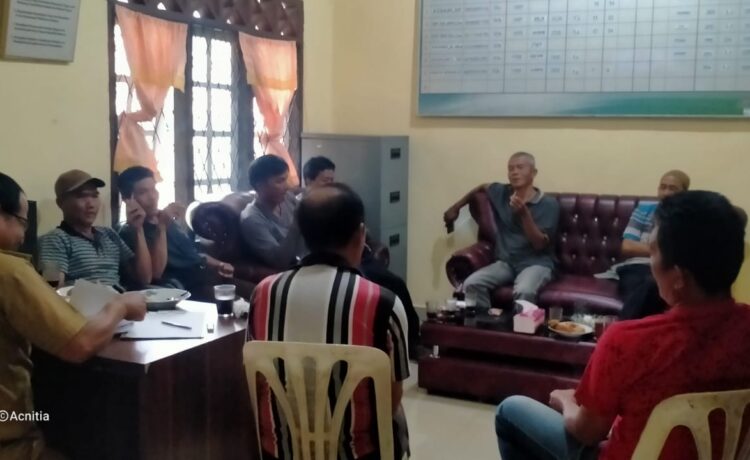 Kapolres Pagaralam AKBP Arif Harsono didampingi Kapolsek Pagaralam Utara Iptu Ramsi melalui Bhabinkamtibmas Kelurahan Selibar Bripka Rajadoli Siregar saat sosialisasi kepada warga RW Kelurahan Selibar, Senin (12/12/2022)