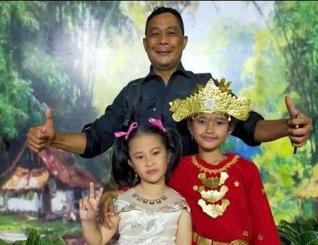 Ketua Fortass, Yosep Suterisno, SE, foto bersama dengan Faza Airinnadya dan Naomi Aisyah Hanindurah usai tampil membaca puisi dalam acara dunia anak TVRI Sumsel, Selasa (13/12/2022)