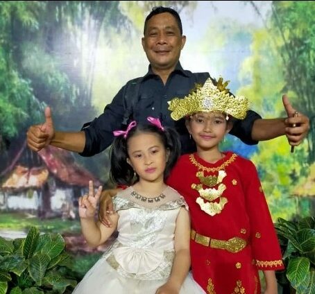 Ketua Fortass, Yosep Suterisno, SE, foto bersama dengan Faza Airinnadya dan Naomi Aisyah Hanindurah usai tampil membaca puisi dalam acara dunia anak TVRI Sumsel, Selasa (13/12/2022)