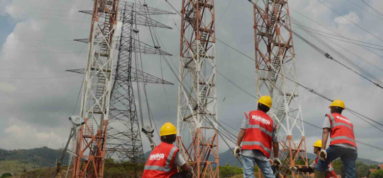 Petugas PLN saat mengecek tower Saluran Udara Tegangan Tinggi (SUTT) 150kV section Prabumulih – Gunung Megang