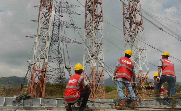 Petugas PLN saat mengecek tower Saluran Udara Tegangan Tinggi (SUTT) 150kV section Prabumulih – Gunung Megang