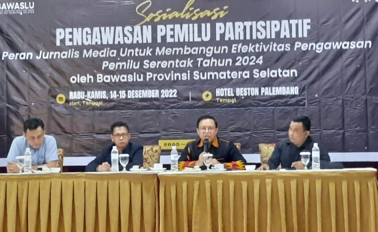 Ketua Bawaslu Sumsel, Yenli Elmanoferi saat sosialisasi Sosialisasi Pengawasan Pemilu Partisipatif Peran jurnalis media untuk membangun efektivitas pengawasan pemilu serentak tahun 2024 , Rabu (14/12/2022) malam