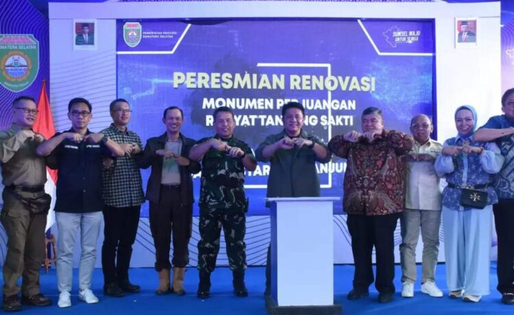 Wali Kota Pagaralam Alpian Maskoni mendampingi Gubernur Sumsel H Herman Deru saat kunjungan kerja ke Kecamatan Tanjung Sakti Pumu dan Ganjung Sakti Pumi, Kabupaten Lahat, Sabtu (17/12/2022)