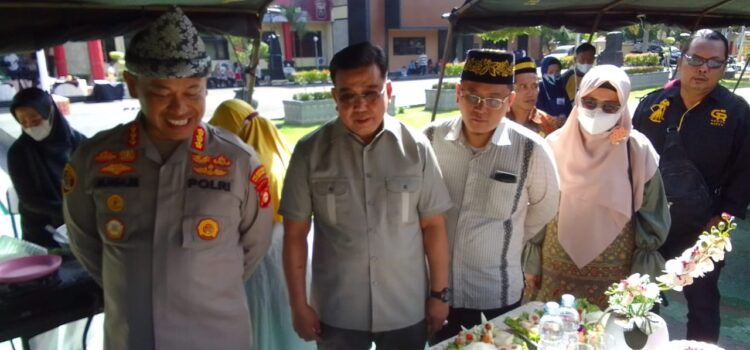 Sultan Palembang Darussalam, Sultan Mahmud Badaruddin (SMB) IV Jaya Wikrama R.M.Fauwaz Diradja,S.H.M.Kn saat menghadiri Lomba memasak Pempek di halaman Mapolrestabes Palembang, Sabtu (17/12) pagi.