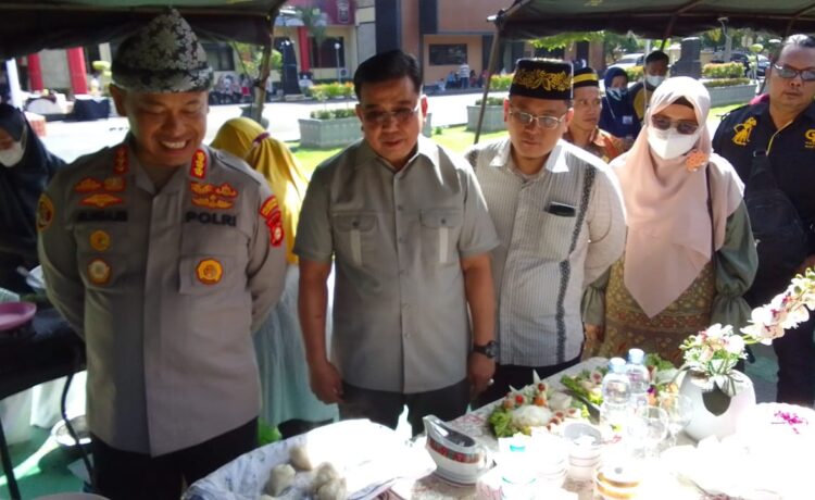 Sultan Palembang Darussalam, Sultan Mahmud Badaruddin (SMB) IV Jaya Wikrama R.M.Fauwaz Diradja,S.H.M.Kn saat menghadiri Lomba memasak Pempek di halaman Mapolrestabes Palembang, Sabtu (17/12) pagi.