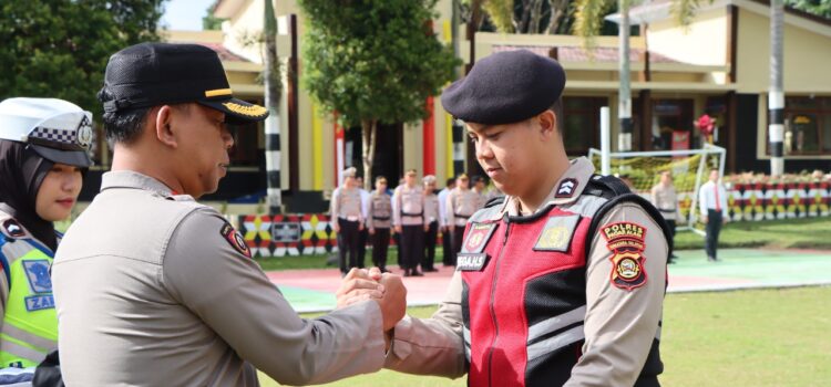 Pagaralam AKBP Arif Harsono S.Ik memberikan penghargaan kepada personel Polres Pagaralam yang berprestasi, Senin (19/12/2022)