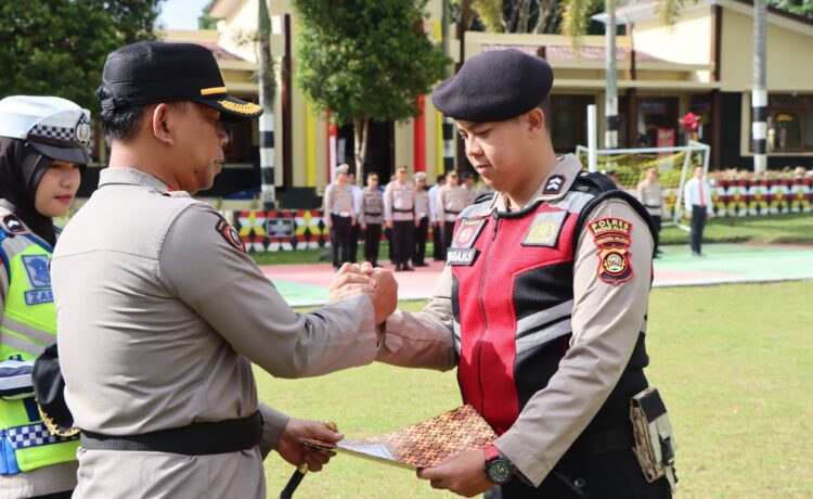 Pagaralam AKBP Arif Harsono S.Ik memberikan penghargaan kepada personel Polres Pagaralam yang berprestasi, Senin (19/12/2022)