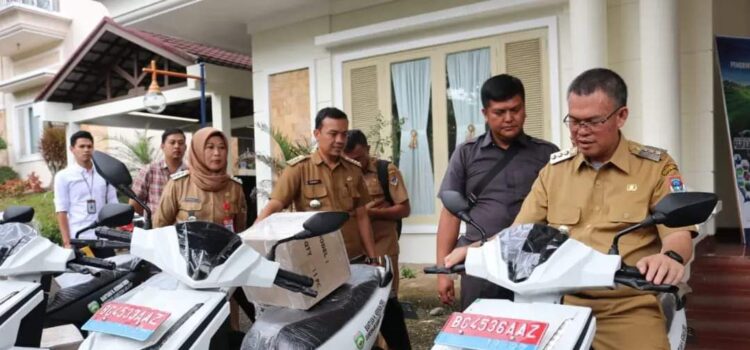 Wali Kota Pagar Alam Alpian Maskoni menyerahkan 12 unit sepeda motor listrik, bantuan dari Gubernur Sumatera Selatan H. Herman Deru, Senin (19/12/2022) sore