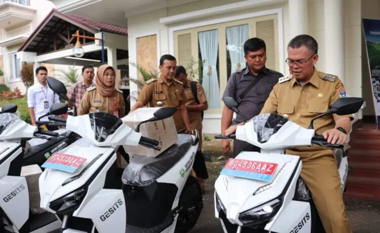 Wali Kota Pagar Alam Alpian Maskoni menyerahkan 12 unit sepeda motor listrik, bantuan dari Gubernur Sumatera Selatan H. Herman Deru, Senin (19/12/2022) sore