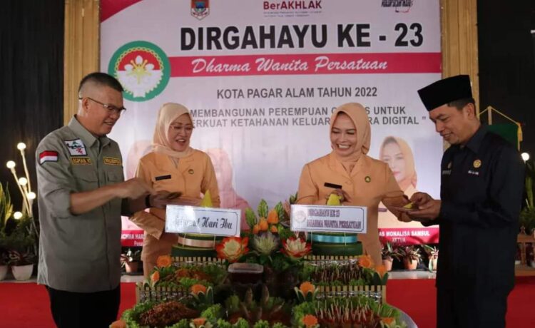 Wali Kota Pagar Alam Alpian Maskoni didampingi Ketua Tim Penggerak PKK Kota Pagar Alam Rachma Hareni Noor Alpian menghadiri peringatan Hari Ulang Tahun (HUT) Dharma Wanita Persatuan (DWP) ke-23 Kota Pagar Alam