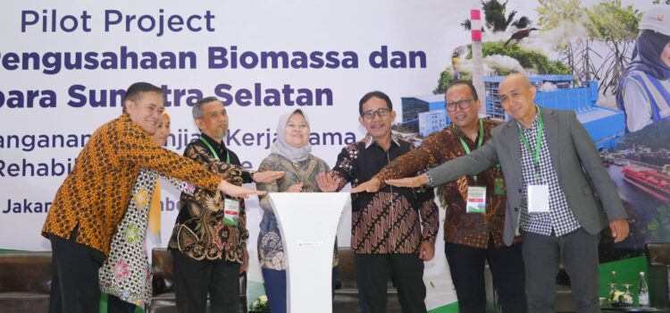 PTBA dan Kemenko Marves saat Peluncuran Pilot Project Kemitraan Pengusahaan Biomassa pada Cofiring PLTU Mulut Tambang di Sumatera Selatan, Kamis (22/12/2022)