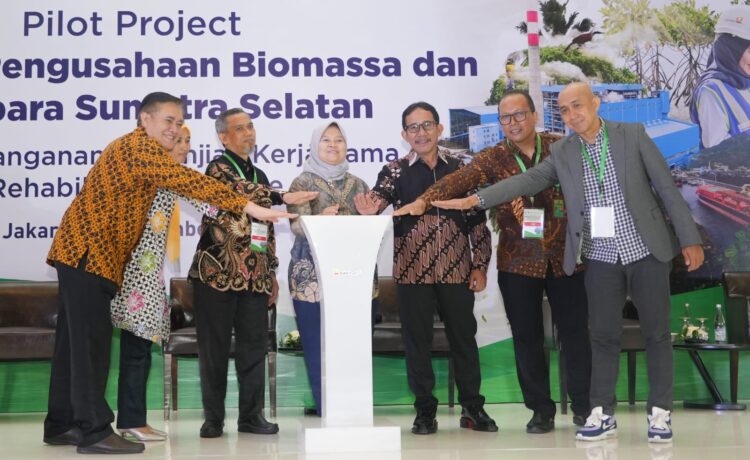 PTBA dan Kemenko Marves saat Peluncuran Pilot Project Kemitraan Pengusahaan Biomassa pada Cofiring PLTU Mulut Tambang di Sumatera Selatan, Kamis (22/12/2022)