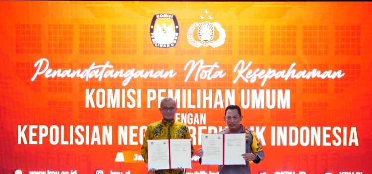 Ketua KPU RI dan Kapolri berfoto bersama usai penandatanganan MoU