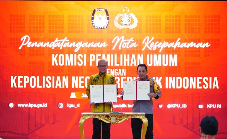 Ketua KPU RI dan Kapolri berfoto bersama usai penandatanganan MoU