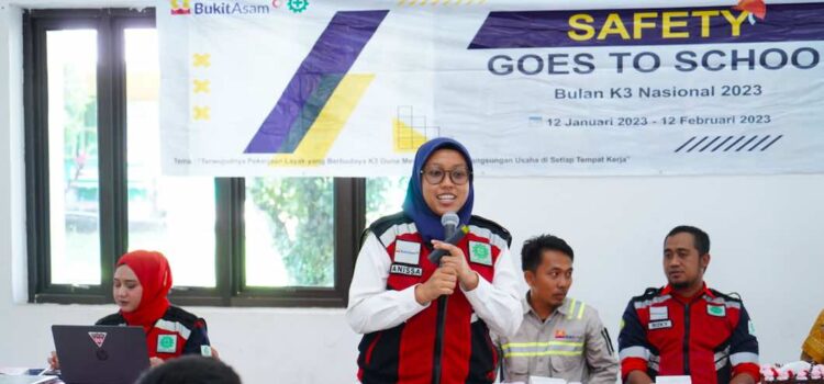 Supervisor Sarana K3 PTBA, Anissa Ayu Rahmawati saat memberikan materi tentang Keselamatan dan Kesehatan Kerja (K3) di rangkaian Safety Goes to School digelar di SMA Bukit Asam, Senin (16/1/2023)