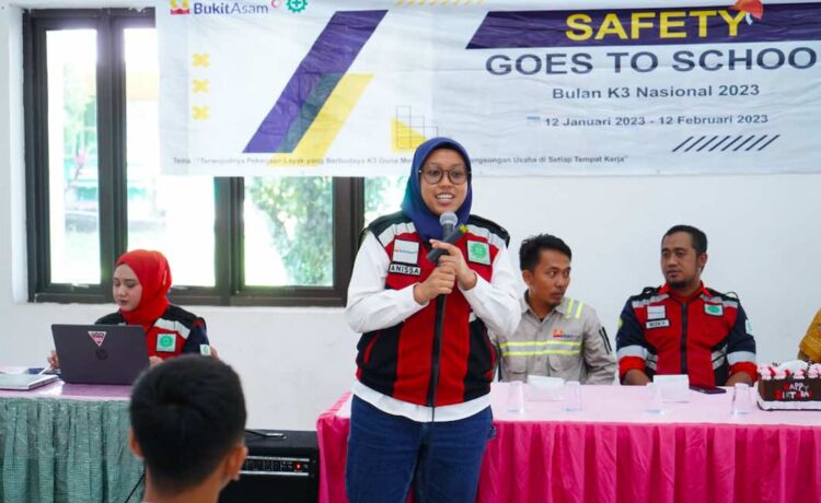 Supervisor Sarana K3 PTBA, Anissa Ayu Rahmawati saat memberikan materi tentang Keselamatan dan Kesehatan Kerja (K3) di rangkaian Safety Goes to School digelar di SMA Bukit Asam, Senin (16/1/2023)