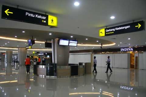 Sejumlah pekerja melintas di lorong lobby Terminal 2 (T2) Bandara Juanda Surabaya di Sidoarjo, Jatim, Senin  (10/2/2022)