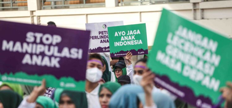 Sejumlah relawan membawa poster saat penandatanganan petisi perlindungan anak di Sarinah, Jakarta, Minggu (8/1/2023)