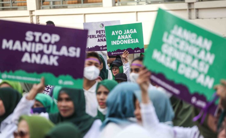 Sejumlah relawan membawa poster saat penandatanganan petisi perlindungan anak di Sarinah, Jakarta, Minggu (8/1/2023)