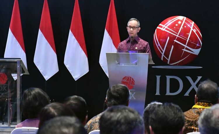 Ketua Dewan Komisioner Otoritas Jasa Keuangan (OJK) Mahendra Siregar memberikan sambutan saat pembukaan perdagangan padar modal di Bursa Efek Indonesia, Jakarta, Senin (2/2/2022)