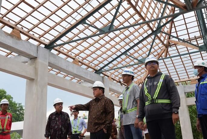 Menteri BUMN Erick Thohir saat melihat progres revitalisasi Lokananta. Foto: Kementerian BUMN