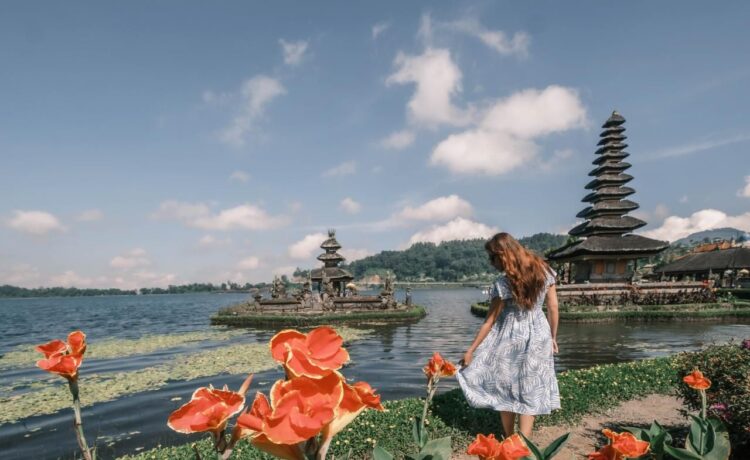 Salah satu wisatawan asing berfoto di salah satu destinasu wisata di Bali