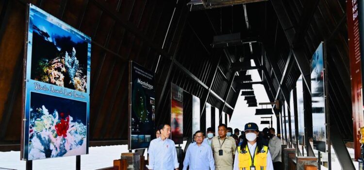 Presiden Jokowi didampingi Seskab Pramono Anung dan Menteri PUPR Basuki Hadimuljono meninjau Kawasan Wisata Bunaken, Jumat (20/01/2023), di Pulau Bunaken, Sulawesi Utara.