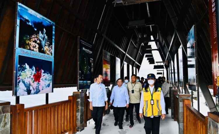 Presiden Jokowi didampingi Seskab Pramono Anung dan Menteri PUPR Basuki Hadimuljono meninjau Kawasan Wisata Bunaken, Jumat (20/01/2023), di Pulau Bunaken, Sulawesi Utara.