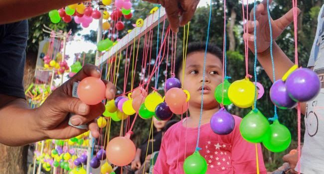 Ilustrasi anak yang sedang membeli permainan Lato-lato. (ANTARA FOTO)