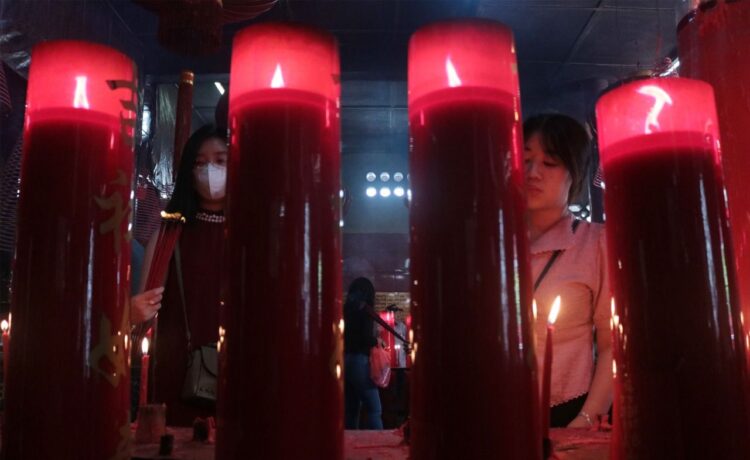 Warga Tionghoa saat melakukan sembahyang hari raya Imlek di Vihara Dharma Bhakti, Petak Sembilan, Jakarta Barat, Minggu (22/1/2022)
