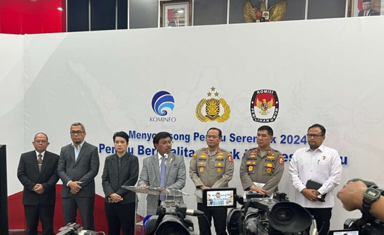 Menteri Komunikasi dan Informatika Johnny G Plate  saat konferensi pers bersama Polri terkait Pemilu Serentak 2024 di Media Center Kemenkominfo, Jakarta, Rabu (4/1/2023)