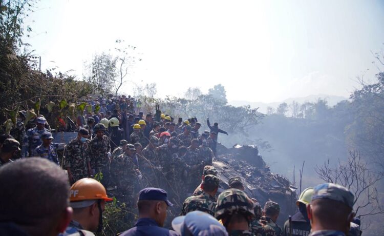 Tim penyelamat berkumpul di lokasi kecelakaan pesawat di Pokhara, Nepal, 15 Januari 2023/Bloomberg/AFP 