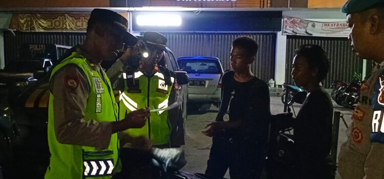 Personil Polsek Kalidoni saat razia KRYD, Sabtu (14/1/2023) malam di Jalan Celentang