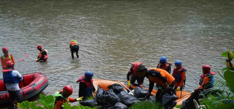 PT Bukit Asam Tbk (PTBA) bersama mitra kerja melakukan aksi bersih-bersih sampah di sepanjang aliran Sungai Enim, Kelurahan Tanjung Enim, Kecamatan Lawang Kidul, Kabupaten Muara Enim pada Sabtu (14/1)